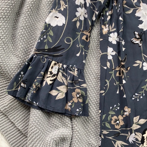 Old Navy Slight Bell Sleeve Shift Dress - Picture 4 of 5